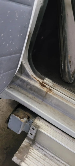 Nissan Patrol Y60 rear sill and body detail