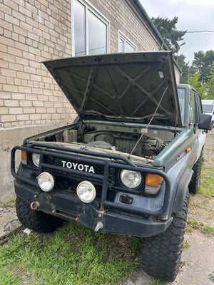 Toyota Land Cruiser 70 1986 SWB green black exterior front angle close-up