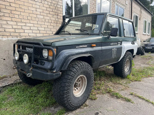Toyota Land Cruiser 70 1986 SWB green black exterior front wide shot