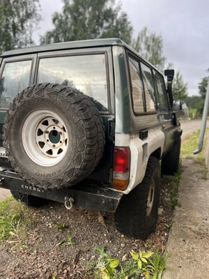 Toyota Land Cruiser 70 1986 SWB green black exterior detail shot rear