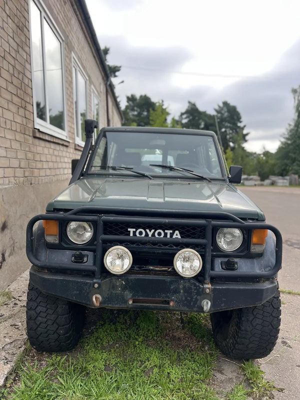 Toyota Land Cruiser 70 1986 SWB green black exterior front side view